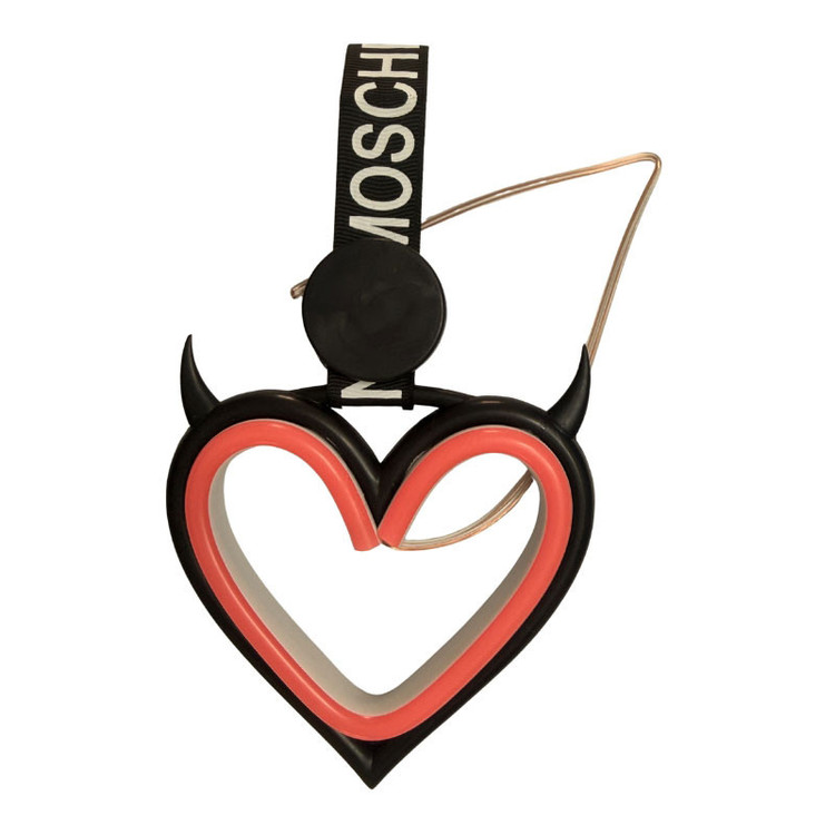 آویز تزئینی خودرو مدل MOSCHINO