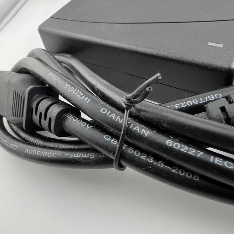 مبدل برق شهری به فندکی خودرو مدل AC6021