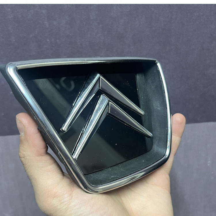 آرم جلو پنجره خودرو چیکال مدل آبکاری کد P-2090 مناسب برای پژو 405