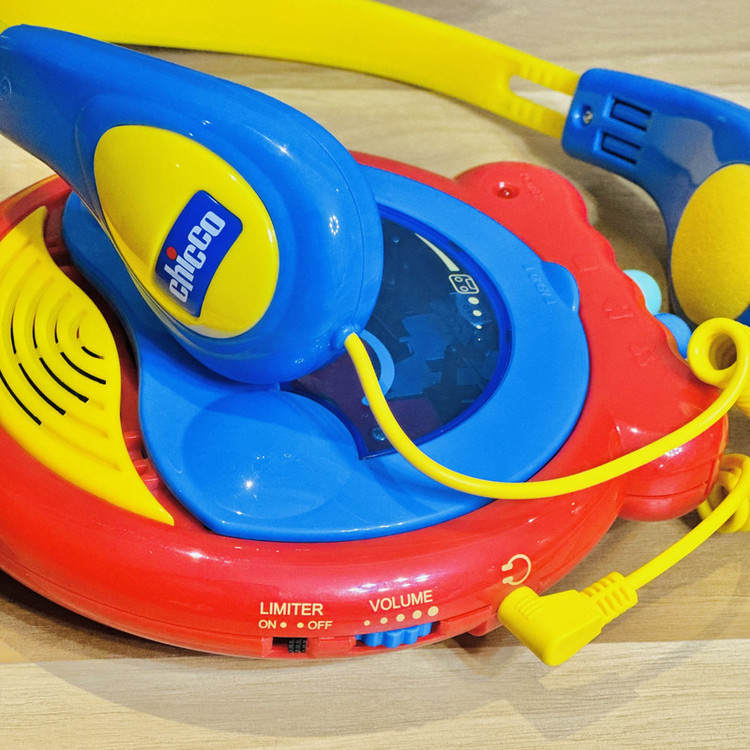 اسباب بازی چیکو مدل classic walkman