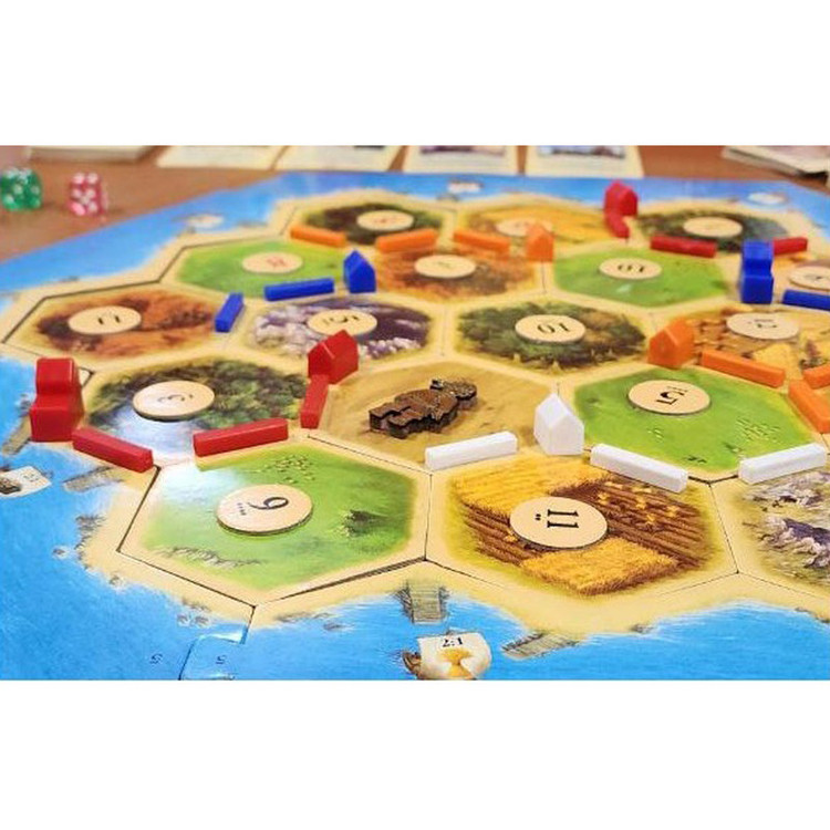 بازی فکری استراتژی مهاجران کاتان Catan، مناسب نوجوان و بزرگسال، 2 تا 4 نفره، درجه سختی آسان، مدت زمان کمتر از یک ساعت، شامل ساخت جاده، خانه و شهر با مبادله منابع و برنامهریزی استراتژیک
