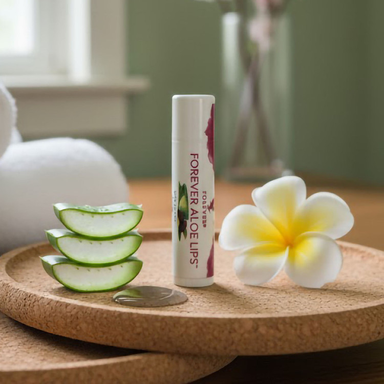 بالم لب فوراور مدل Aloe Lips مرطوبکننده و نرمکننده قوی با عصاره آلوئهورا و روغن جوجوبا، مناسب پوست لبهای خشک و ترکخورده، فاقد چسبندگی و سازگار با پوست، طراحی ماتیکی وگان از آمریکا
