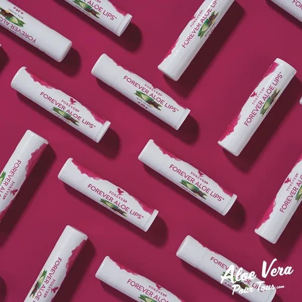 بالم لب فوراور مدل Aloe Lips مرطوبکننده و نرمکننده قوی با عصاره آلوئهورا و روغن جوجوبا، مناسب پوست لبهای خشک و ترکخورده، فاقد چسبندگی و سازگار با پوست، طراحی ماتیکی وگان از آمریکا