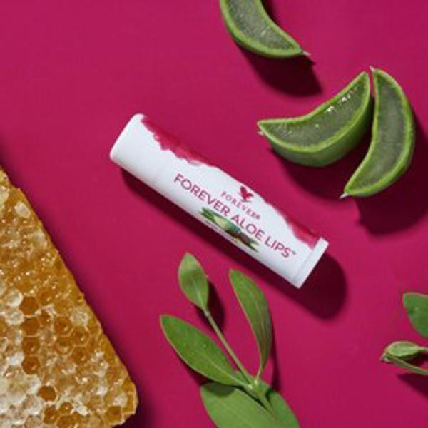 بالم لب فوراور مدل Aloe Lips مرطوبکننده و نرمکننده قوی با عصاره آلوئهورا و روغن جوجوبا، مناسب پوست لبهای خشک و ترکخورده، فاقد چسبندگی و سازگار با پوست، طراحی ماتیکی وگان از آمریکا