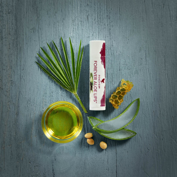 بالم لب فوراور مدل Aloe Lips مرطوبکننده و نرمکننده قوی با عصاره آلوئهورا و روغن جوجوبا، مناسب پوست لبهای خشک و ترکخورده، فاقد چسبندگی و سازگار با پوست، طراحی ماتیکی وگان از آمریکا