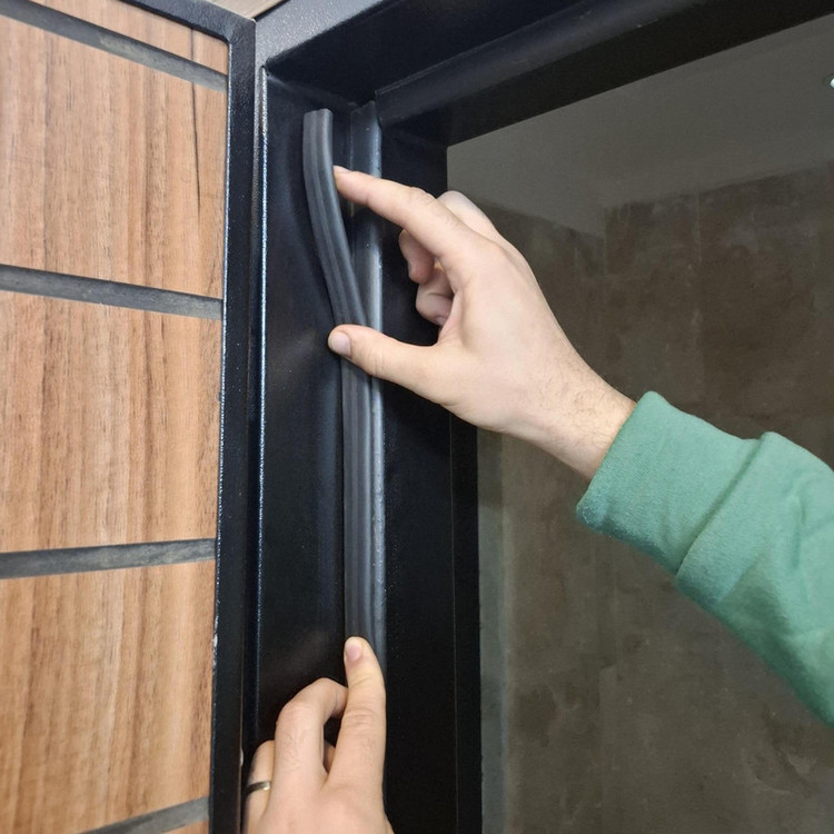 نوار درزگیر درب ضد سرقت کیان یراق مدل چسبی طول 6.50 متر