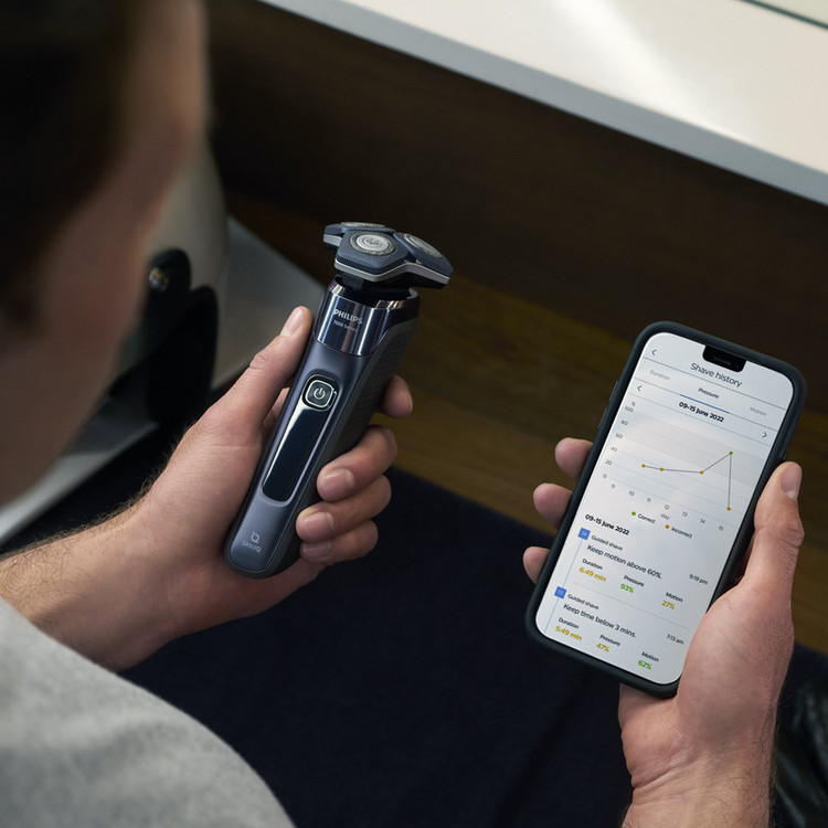 ماشین اصلاح موی صورت فیلیپس مدل S7885 با تیغه چرخشی 360 درجه استیل پیشرفته، قابلیت استفاده خشک و مرطوب، تکنولوژی Skin IQ و Power Adapt برای تنظیم خودکار سرعت، شارژ سریع 5 دقیقهای و ضدآب بودن با امکان استفاده زیر دوش