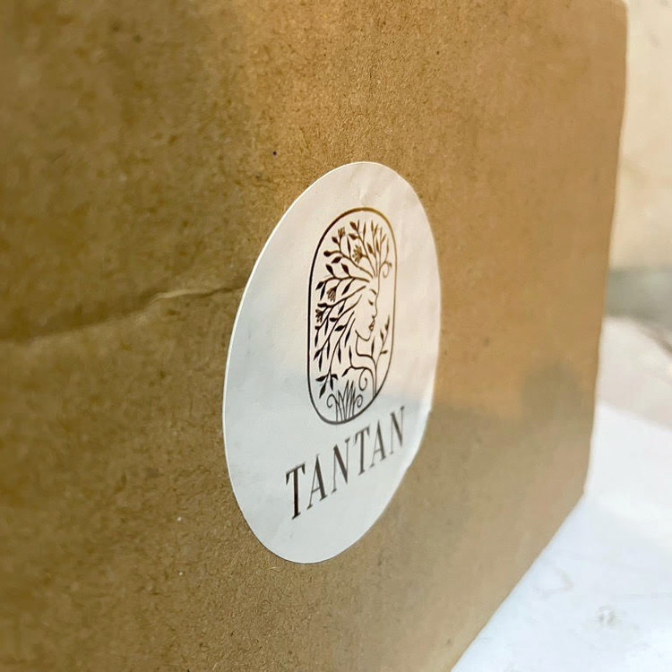 ظرف کیک چوبی تن تن مدل Raika با سینی قطر 32cm و درب طلقی شفاف با دسته چوبی، قابل شستوشو با دست
