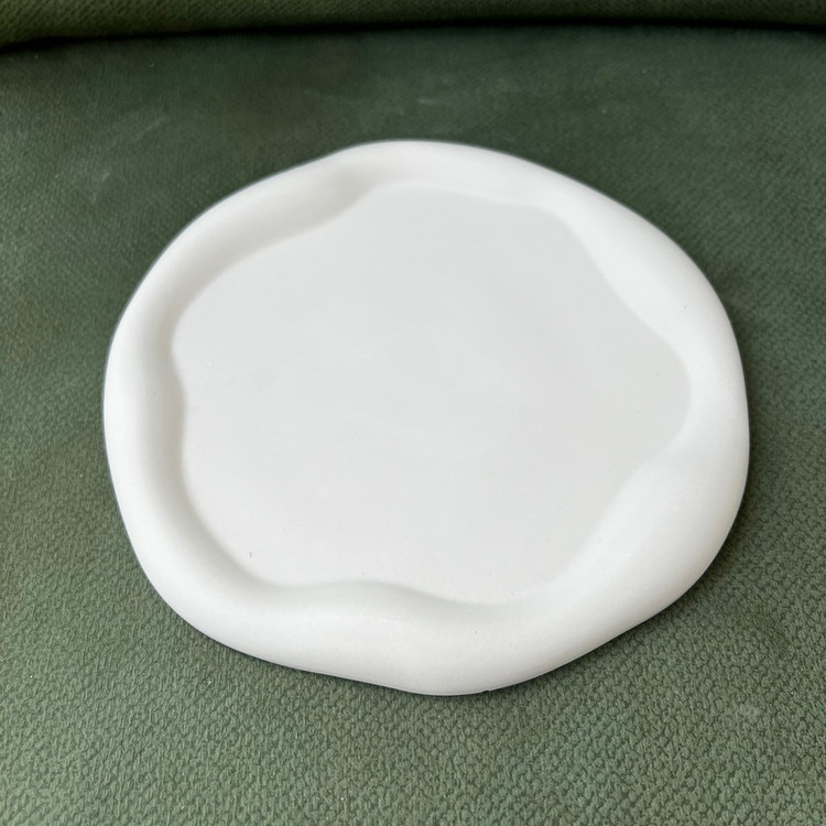 سینی سرو سنگی طرح دفرمه مدل GRD با ابعاد 21x21x4 سانتیمتر و طراحی نامتقارن، مقاوم و مناسب شستوشو با دست