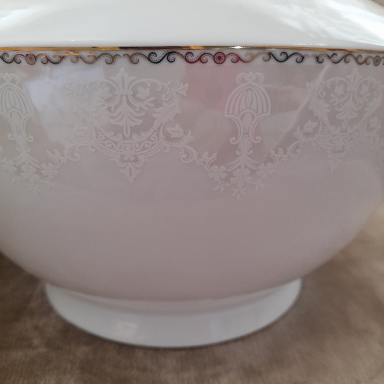 سوپخوری چینی تقدیس مدل البرز کد 01 با در و دستگیره، مناسب سرو سوپ با شستشوی دست و ماشین ظرفشویی، ابعاد 22×22×15 سانتیمتر همراه با جعبه