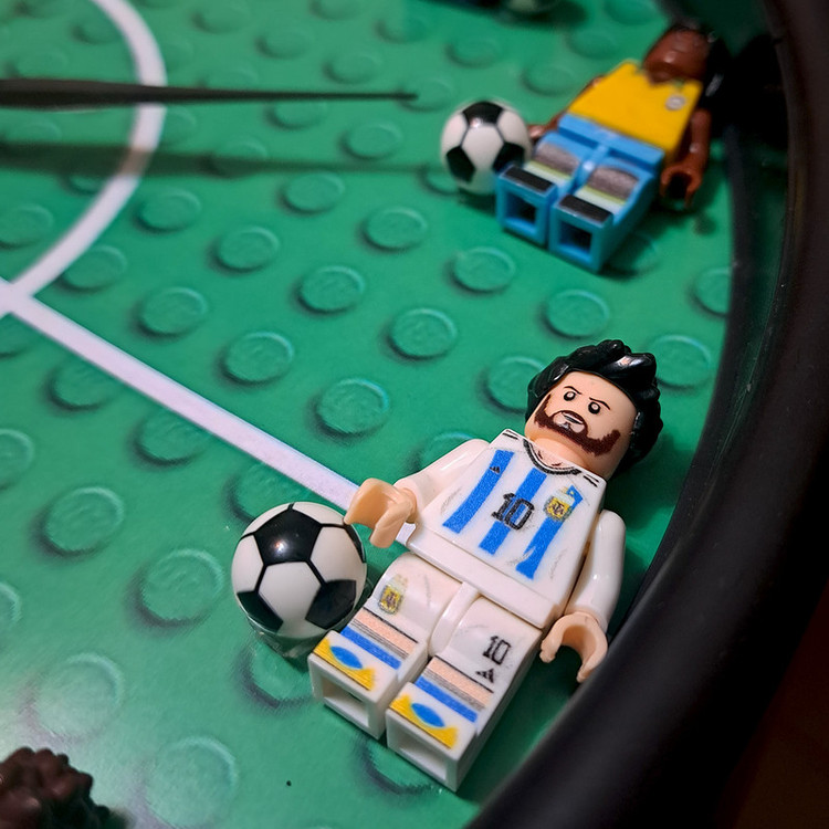 ساعت دیواری مکانیکی مدل Soccer طرح فوتبال لگویی