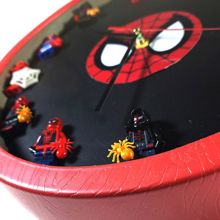ساعت دیواری مکانیکی مدل spider طرح مرد عنکبوتی کد 03