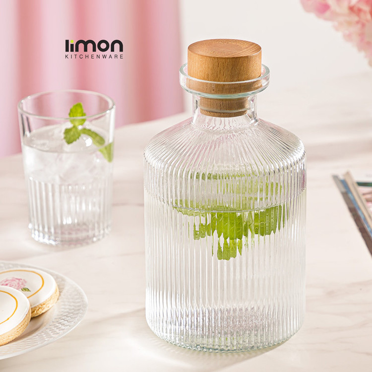 بطری آب لیمون مدل درب چوبی گنجایش 1.35 لیتر