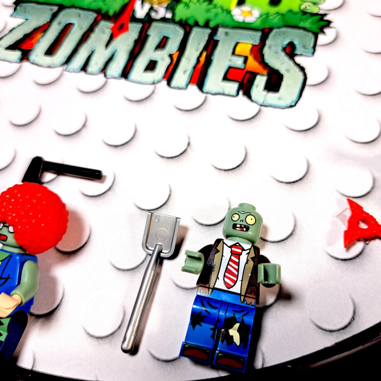 ساعت دیواری عقربهای با نشانگر فانتزی مدل لگویی طرح Plants vs Zombies