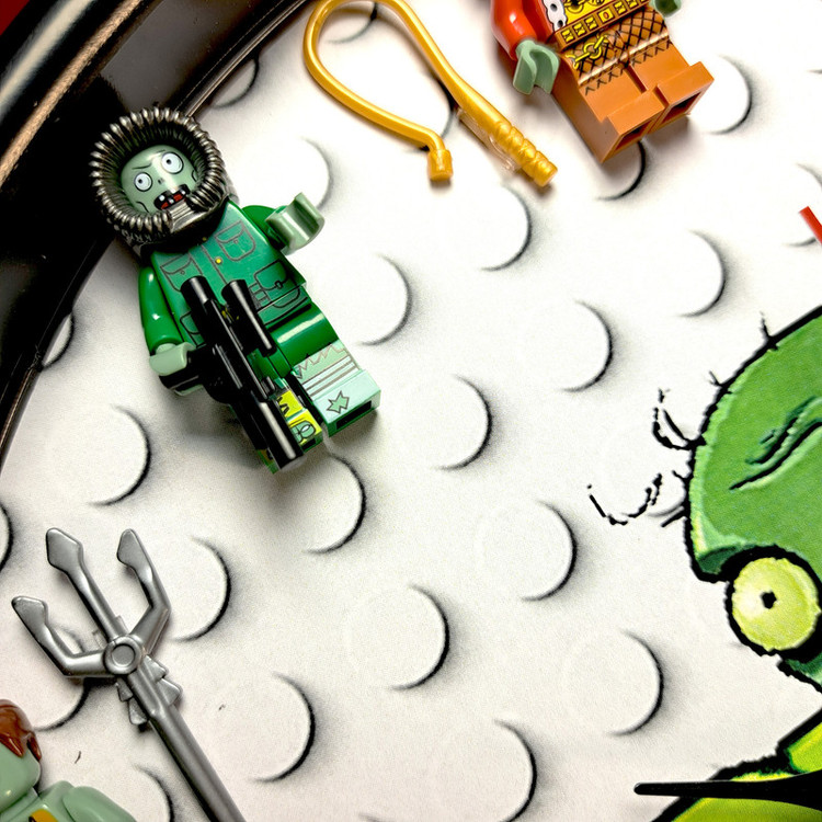 ساعت دیواری عقربهای با نشانگر فانتزی مدل لگویی طرح Plants vs Zombies