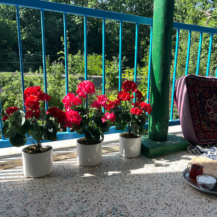 گلدان به همراه گل مصنوعی مدل شمعدانی