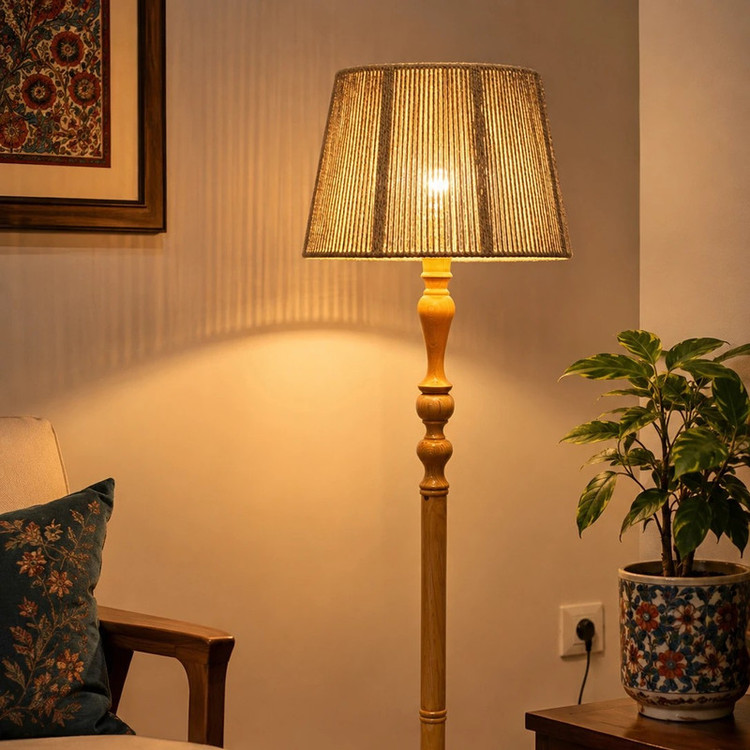 آباژور ایستاده چوبی خراطی مدل مخروطی مکرومه