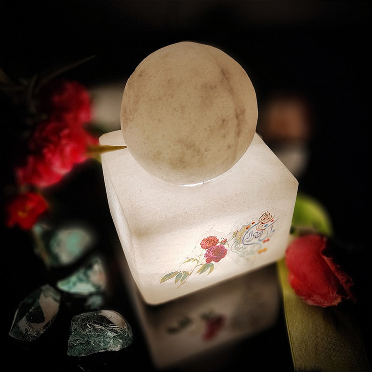آباژور سنگ نمک مدل گوی و مکعب طرح آیه دار کد 429