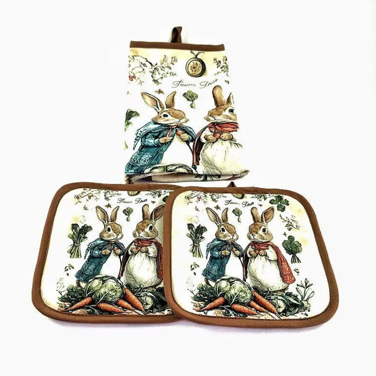 دستگیره مدل تابه پارچهای مربع خانم و آقای خرگوش کد 50526 به همراه حوله آشپزخانه مجموعه سه عددی