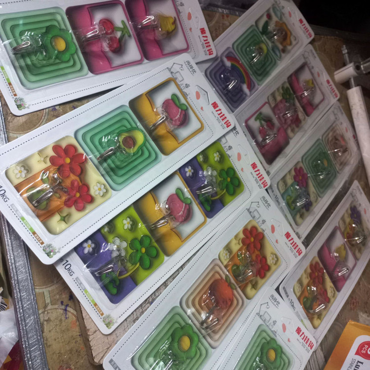 قلاب آویز آشپزخانه مدل چسبی طرحدار کد a r 01 بسته 3 عددی