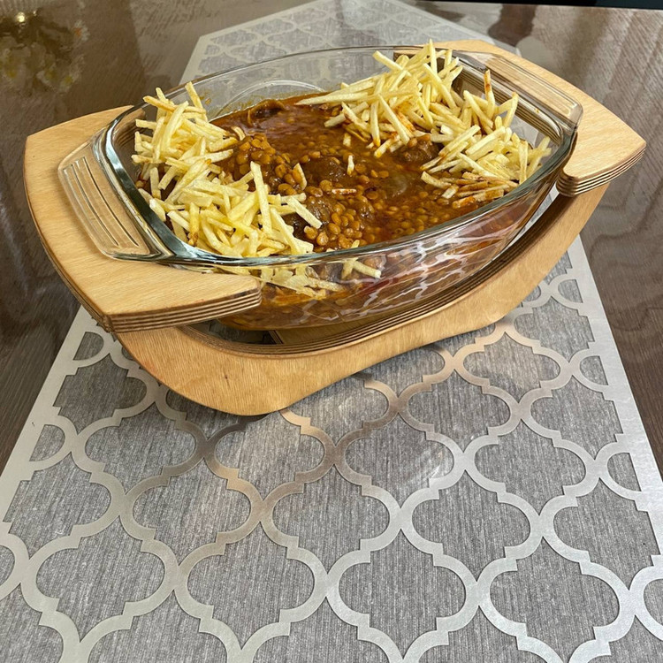 ظرف خورش خوری شیشهای سایز بزرگ مدل وارمر دار کد 110 با پایه چوبی پلیوود ضدآب، مناسب سرو خورشت، سوپ و آش، قابل استفاده در مایکروویو، قابلیت گرم نگهداشتن غذا و امکان شستوشو با دست و ماشین ظرفشویی