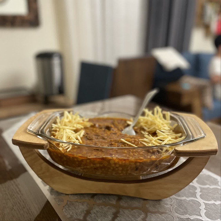 ظرف خورش خوری شیشهای سایز بزرگ مدل وارمر دار کد 110 با پایه چوبی پلیوود ضدآب، مناسب سرو خورشت، سوپ و آش، قابل استفاده در مایکروویو، قابلیت گرم نگهداشتن غذا و امکان شستوشو با دست و ماشین ظرفشویی