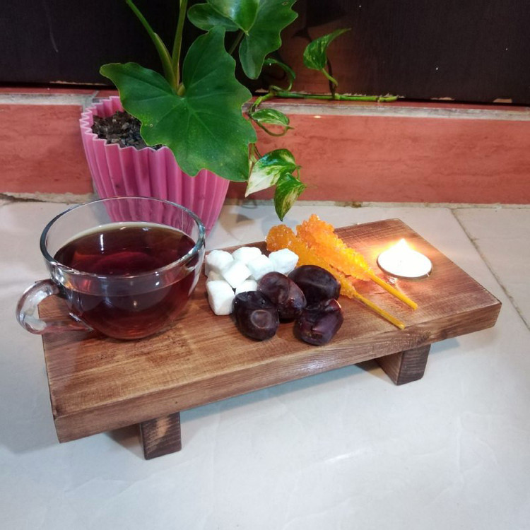 تخته سرو چوبی پایهدار مدل R32 با پوشش روغن گیاهی، ارتفاع پایه 5 سانتیمتر، دارای جای شمع، مناسب شستوشو با دست