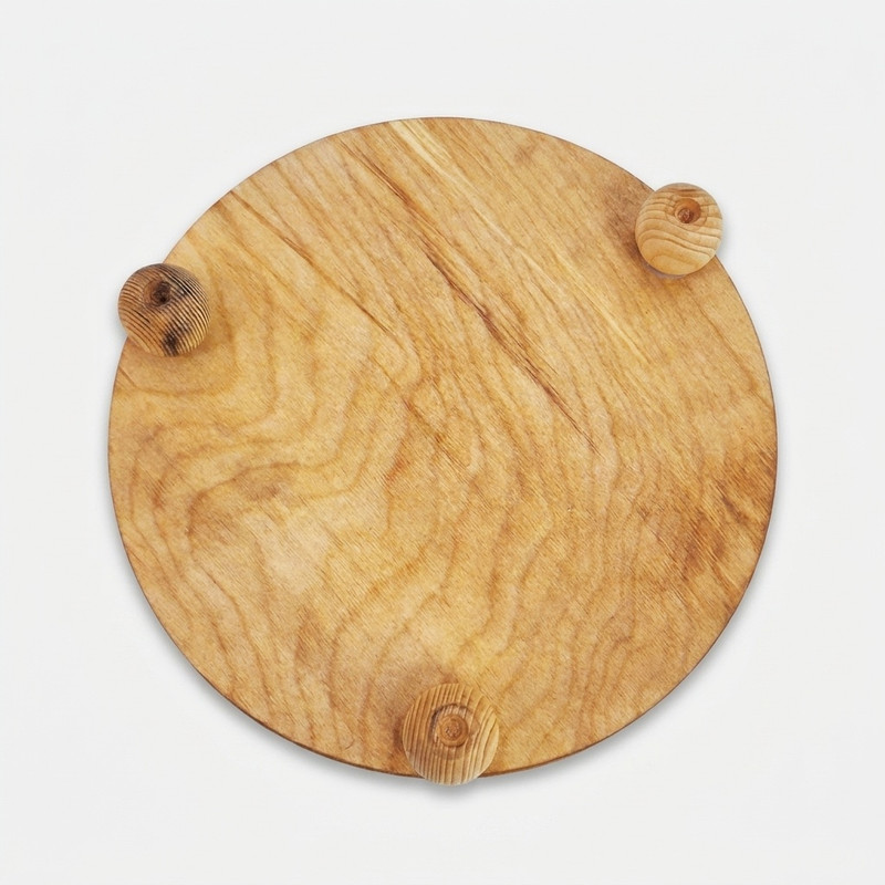سینی سرو گرد پایه‌دار چوبی پلی وود چندلایه وارداتی با ابعاد 25×25×5 سانتی‌متر، مناسب پذیرایی و شستشو با دست