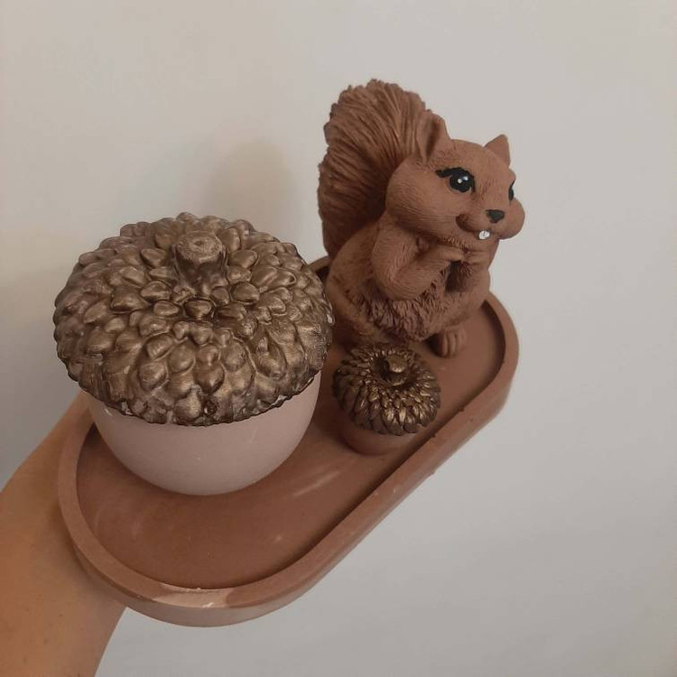 مجسمه سنگی مدل سنجاب همراه با سینی بلوط