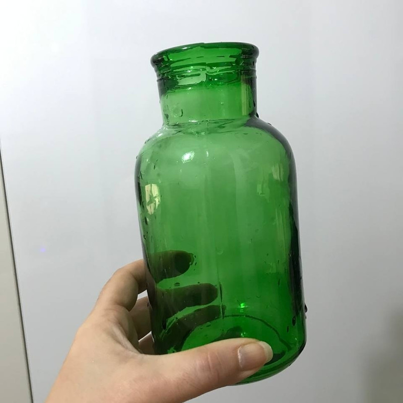 گلدان دکوری شیشه‌ای ابعاد 9x9x17 سانتی‌متر، وزن 120 گرم