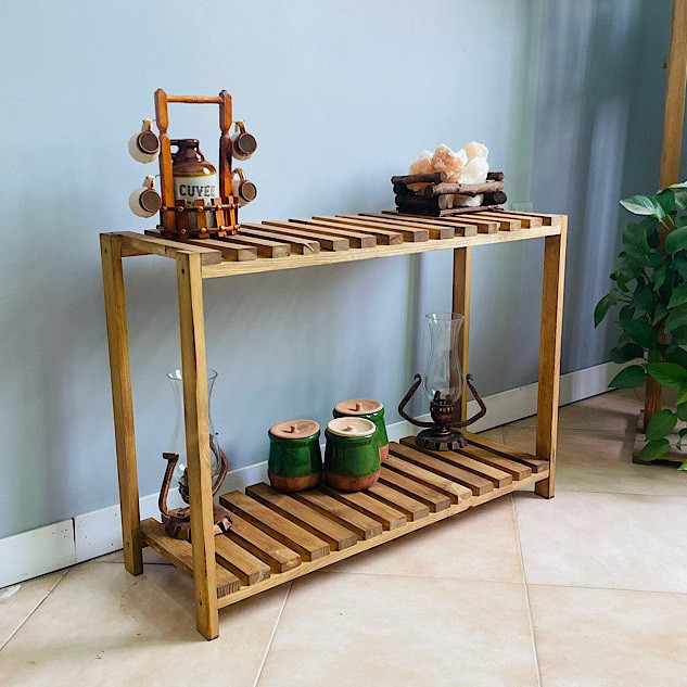 استند گلدان چوبی مدل sl900 از جنس چوب روسی با ابعاد 80x30x70 سانتیمتر، دارای سنبادهکاری و لایه جلا، مناسب برای دکوراسیون روستیک و امکان استفاده بدون رنگ برای اجرای رنگ دلخواه