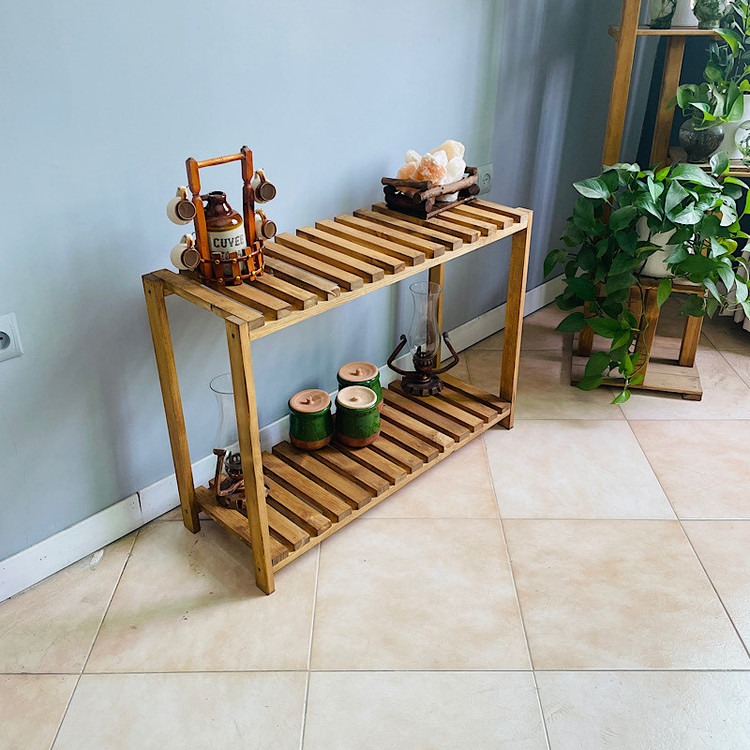 استند گلدان چوبی مدل sl900 از جنس چوب روسی با ابعاد 80x30x70 سانتیمتر، دارای سنبادهکاری و لایه جلا، مناسب برای دکوراسیون روستیک و امکان استفاده بدون رنگ برای اجرای رنگ دلخواه