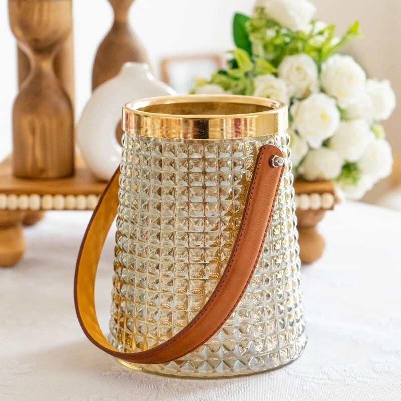 گلدان دکوری شیشه‌ای مدل هیرا با طرح دسته چرمی و ابعاد 16×16×16 سانتی‌متر، وزن 550 گرم